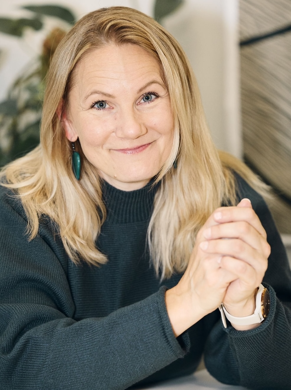 Kati Marttinen hymyilee vastaanotolla, lämmin ja luottamusta herättävä tunnelma